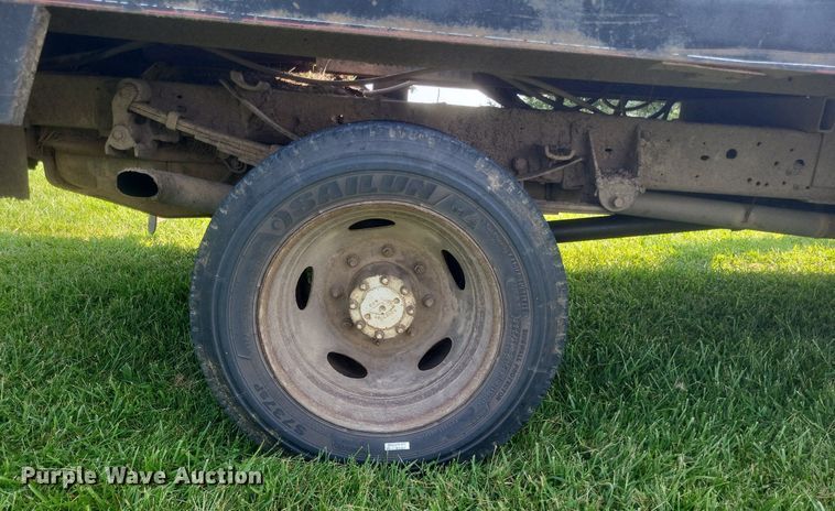 image for item DR4920 2002 Ford F550 Super Duty XLT SuperCab bale bed truck