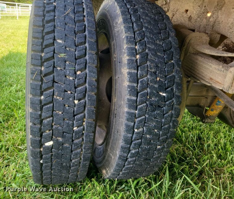 image for item DR4920 2002 Ford F550 Super Duty XLT SuperCab bale bed truck