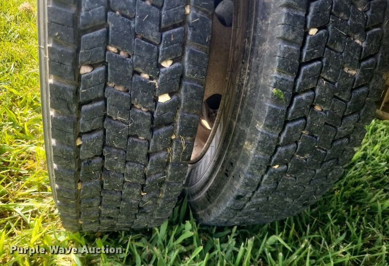 image for item DR4920 2002 Ford F550 Super Duty XLT SuperCab bale bed truck