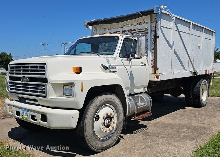 image for item DS4677 1993 Ford F700 dump truck
