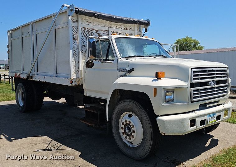 image for item DS4677 1993 Ford F700 dump truck