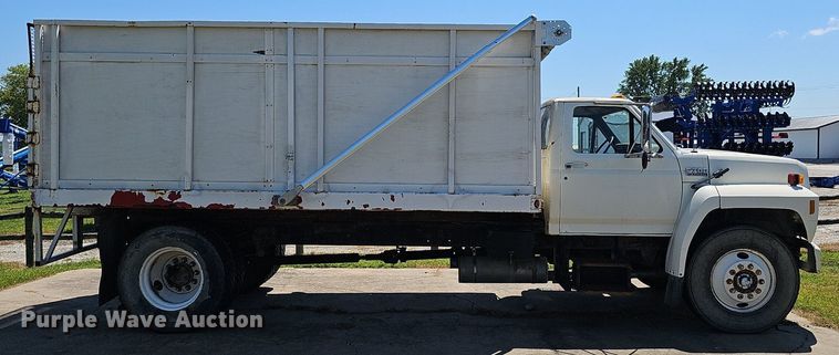 image for item DS4677 1993 Ford F700 dump truck