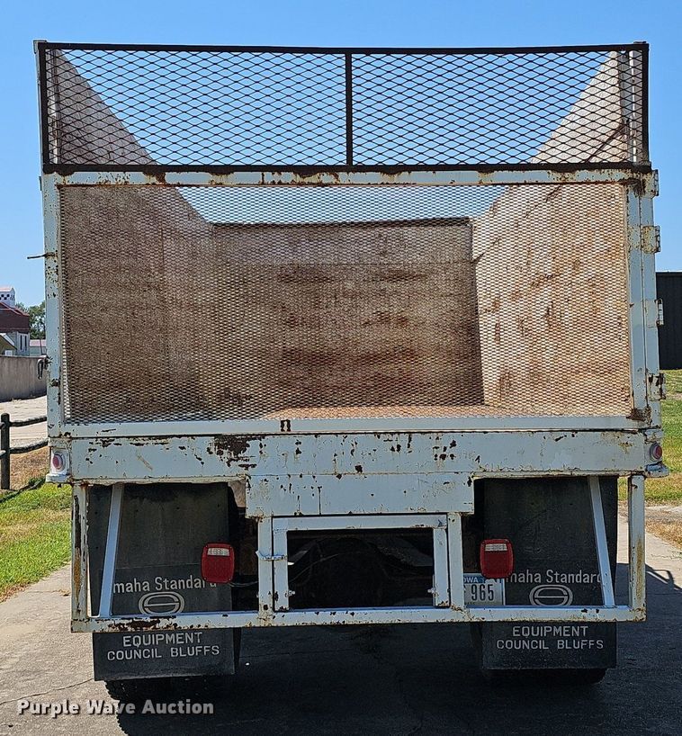 image for item DS4677 1993 Ford F700 dump truck