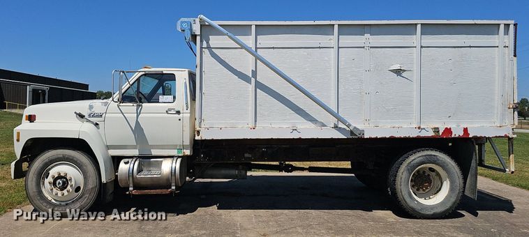 image for item DS4677 1993 Ford F700 dump truck