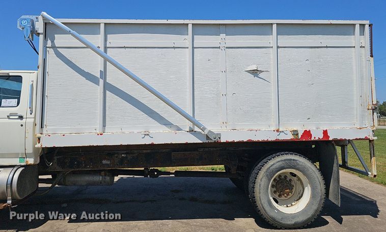 image for item DS4677 1993 Ford F700 dump truck