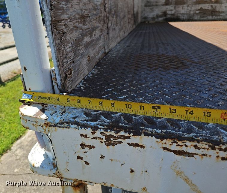 image for item DS4677 1993 Ford F700 dump truck