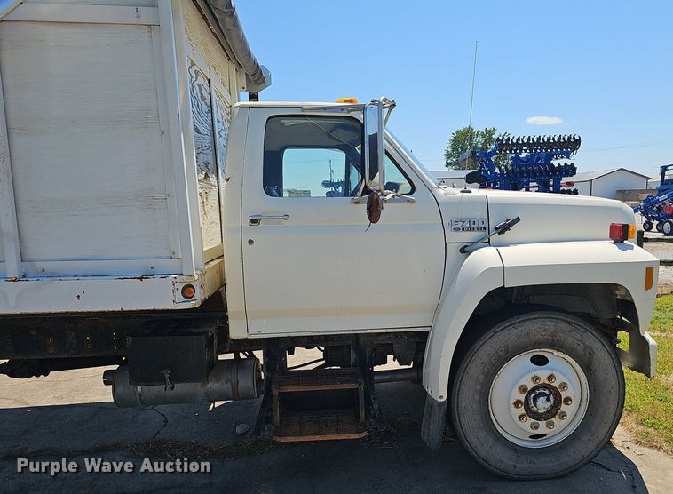 image for item DS4677 1993 Ford F700 dump truck