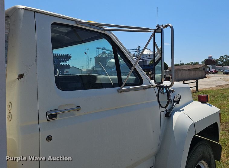 image for item DS4677 1993 Ford F700 dump truck