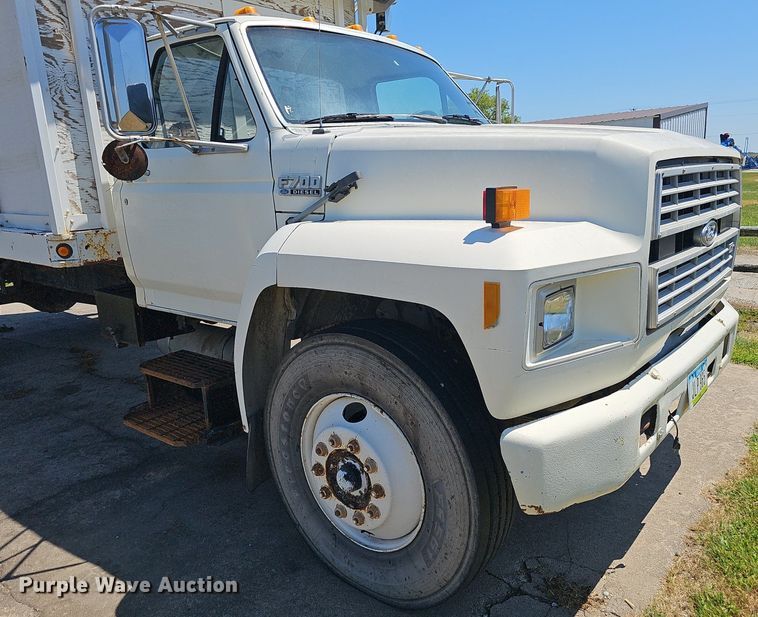 image for item DS4677 1993 Ford F700 dump truck