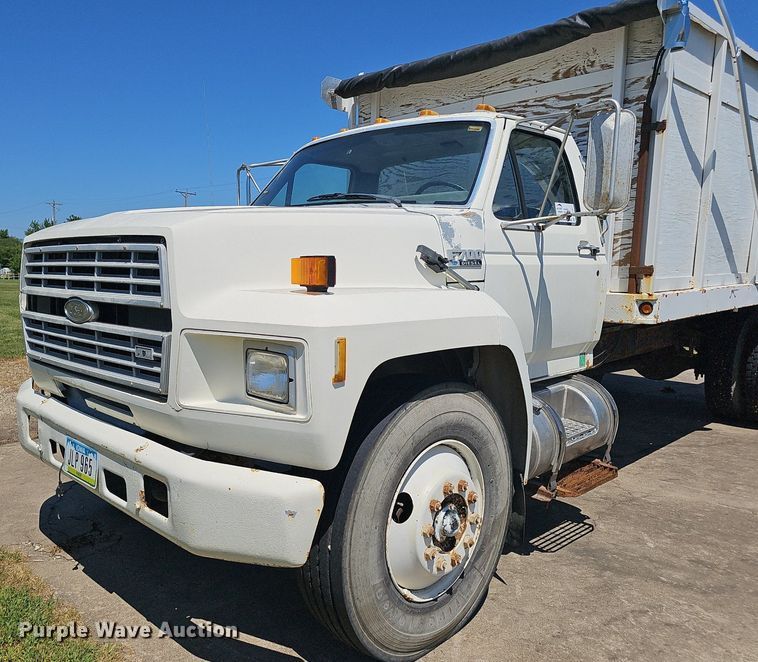 image for item DS4677 1993 Ford F700 dump truck