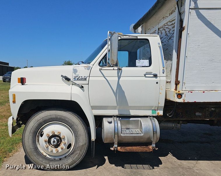 image for item DS4677 1993 Ford F700 dump truck
