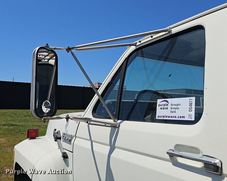 image for item DS4677 1993 Ford F700 dump truck