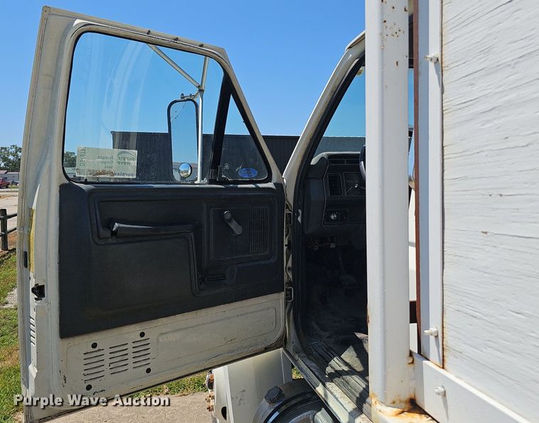 image for item DS4677 1993 Ford F700 dump truck