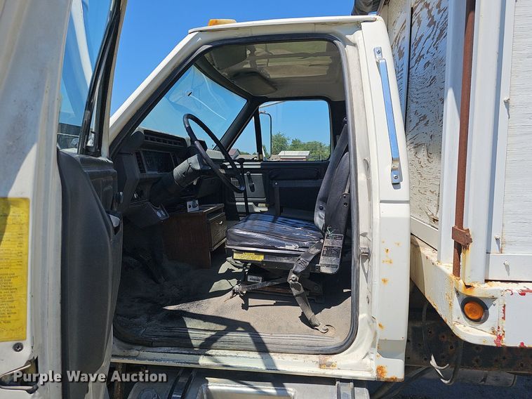 image for item DS4677 1993 Ford F700 dump truck