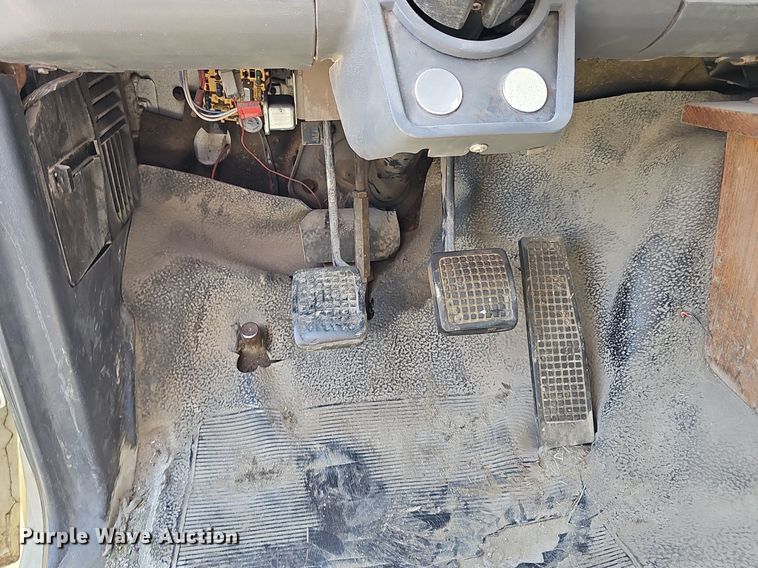 image for item DS4677 1993 Ford F700 dump truck