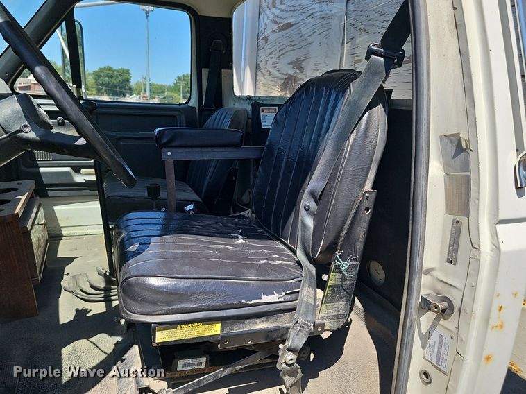 image for item DS4677 1993 Ford F700 dump truck