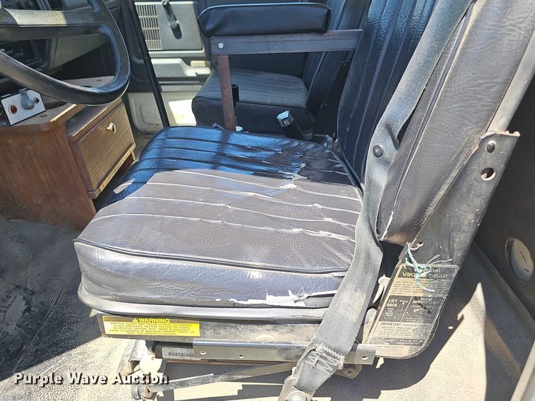 image for item DS4677 1993 Ford F700 dump truck