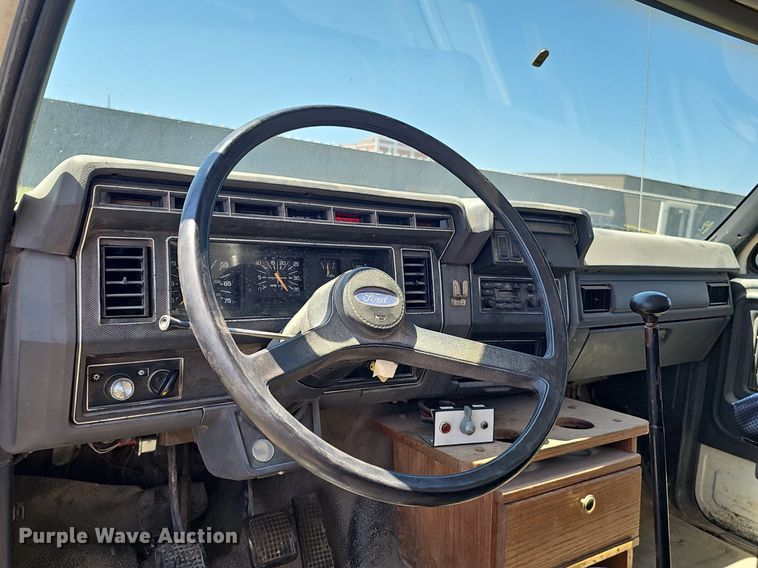 image for item DS4677 1993 Ford F700 dump truck