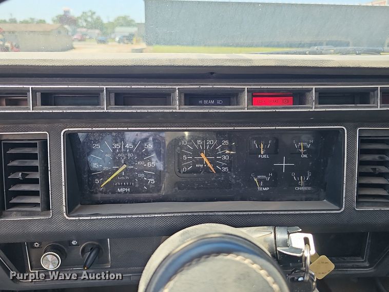 image for item DS4677 1993 Ford F700 dump truck