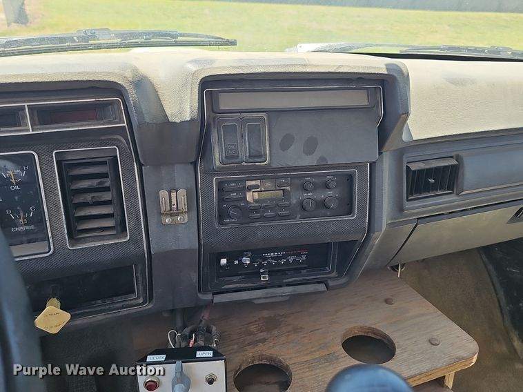 image for item DS4677 1993 Ford F700 dump truck