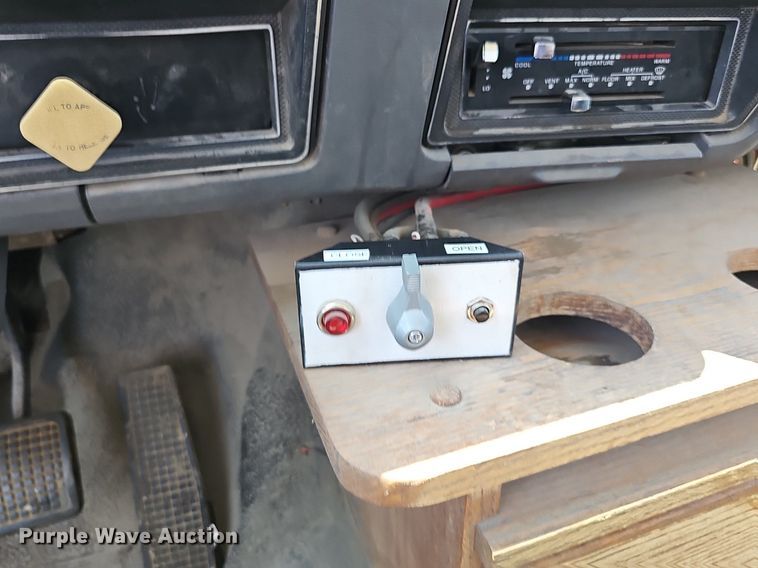 image for item DS4677 1993 Ford F700 dump truck