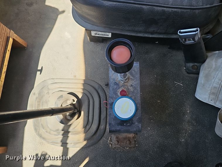 image for item DS4677 1993 Ford F700 dump truck