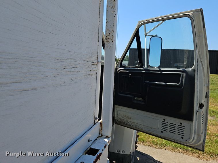 image for item DS4677 1993 Ford F700 dump truck