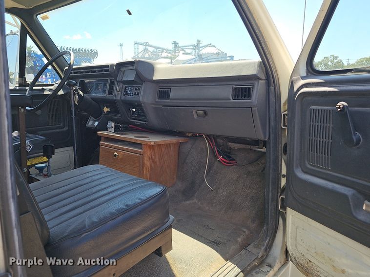 image for item DS4677 1993 Ford F700 dump truck