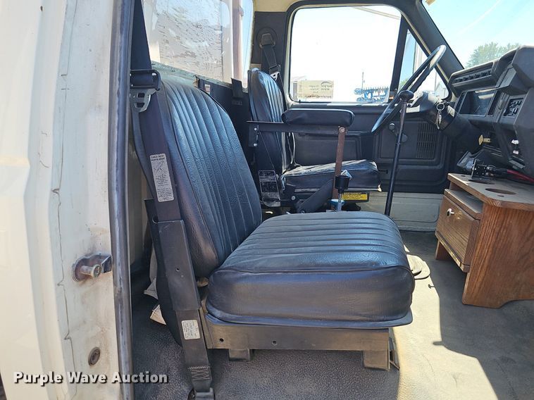 image for item DS4677 1993 Ford F700 dump truck