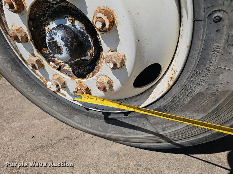 image for item DS4677 1993 Ford F700 dump truck