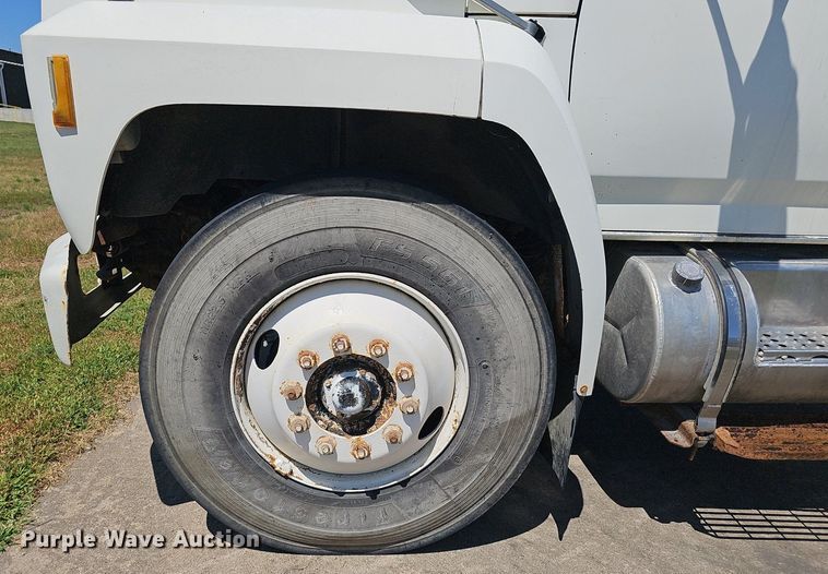 image for item DS4677 1993 Ford F700 dump truck