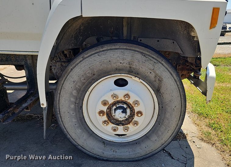 image for item DS4677 1993 Ford F700 dump truck