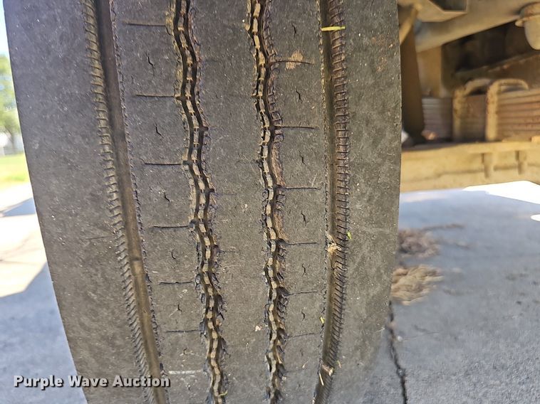 image for item DS4677 1993 Ford F700 dump truck