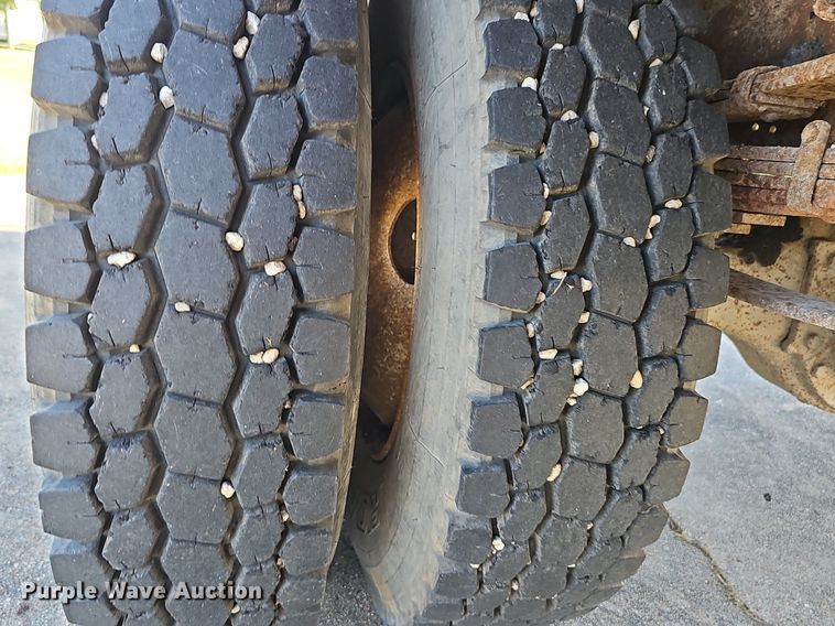 image for item DS4677 1993 Ford F700 dump truck