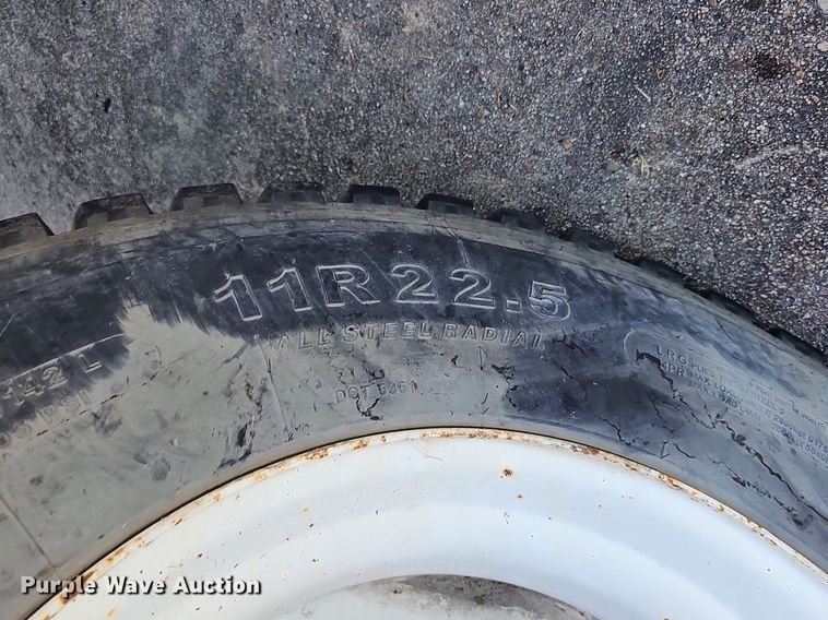 image for item DS4677 1993 Ford F700 dump truck