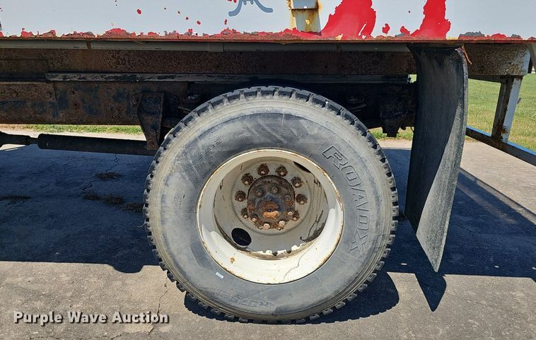 image for item DS4677 1993 Ford F700 dump truck