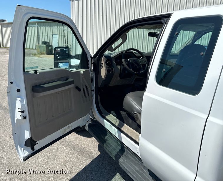 image for item DX1026 2009 Ford F250 Super Duty XL SuperCab utility bed pickup truck