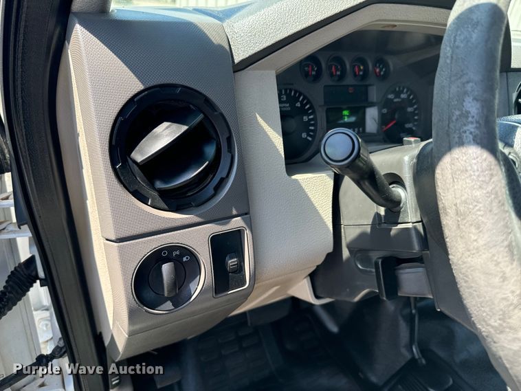 image for item DX1026 2009 Ford F250 Super Duty XL SuperCab utility bed pickup truck