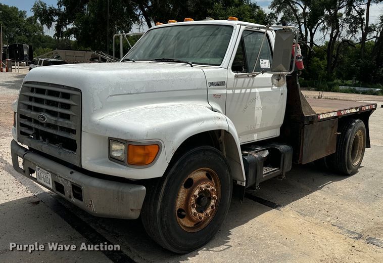 image for item EE7476 1999 Ford F800 flatbed truck
