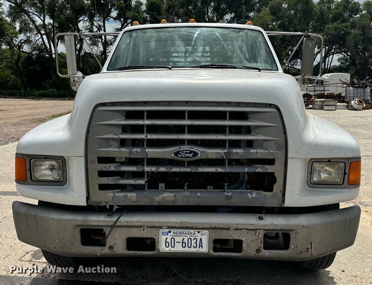 image for item EE7476 1999 Ford F800 flatbed truck