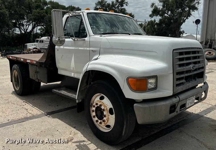 image for item EE7476 1999 Ford F800 flatbed truck