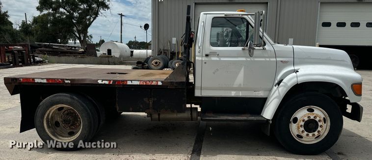 image for item EE7476 1999 Ford F800 flatbed truck