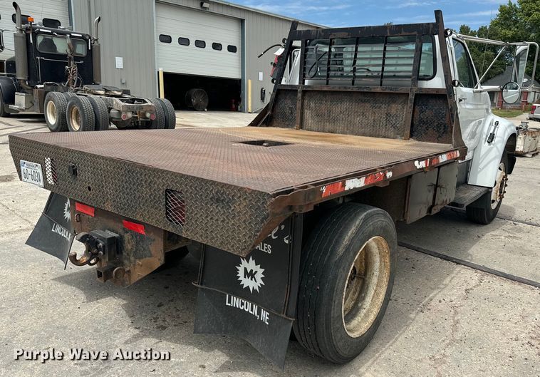 image for item EE7476 1999 Ford F800 flatbed truck