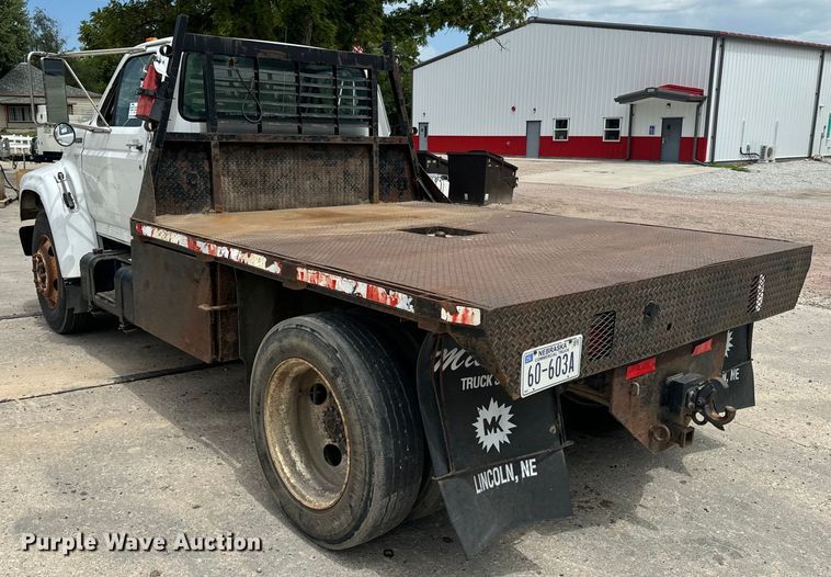 image for item EE7476 1999 Ford F800 flatbed truck