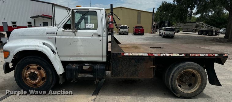 image for item EE7476 1999 Ford F800 flatbed truck