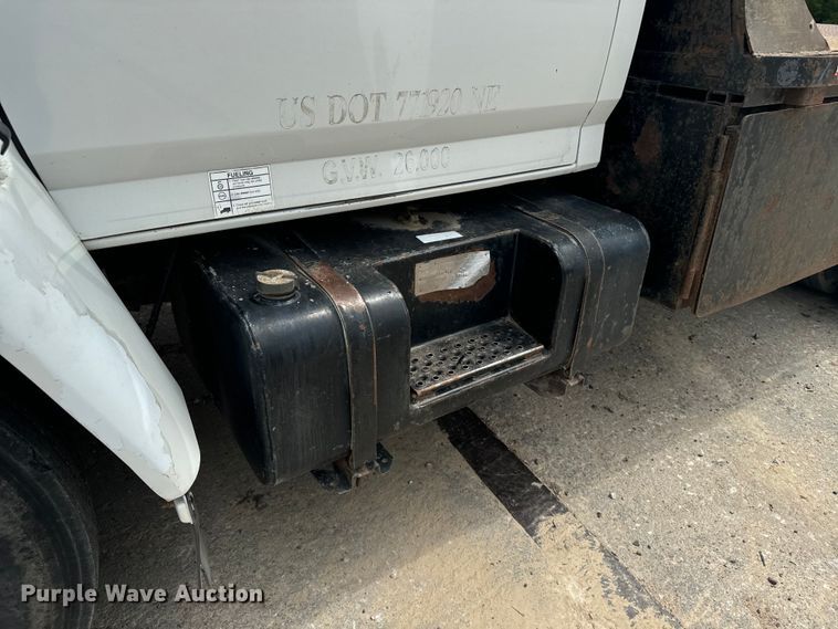 image for item EE7476 1999 Ford F800 flatbed truck