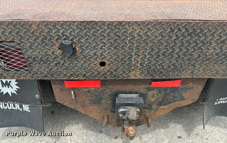 image for item EE7476 1999 Ford F800 flatbed truck