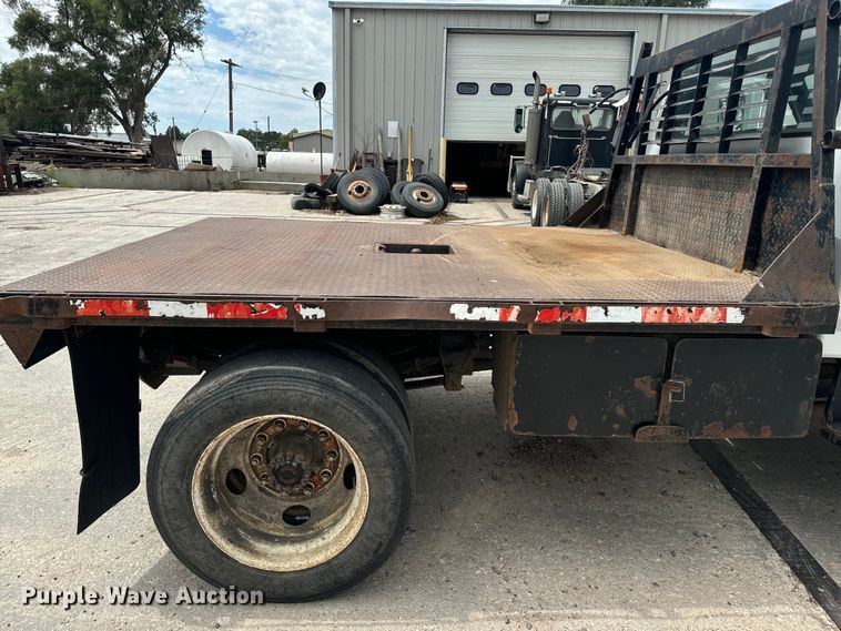 image for item EE7476 1999 Ford F800 flatbed truck