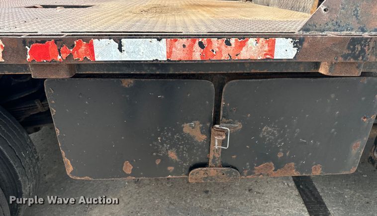 image for item EE7476 1999 Ford F800 flatbed truck