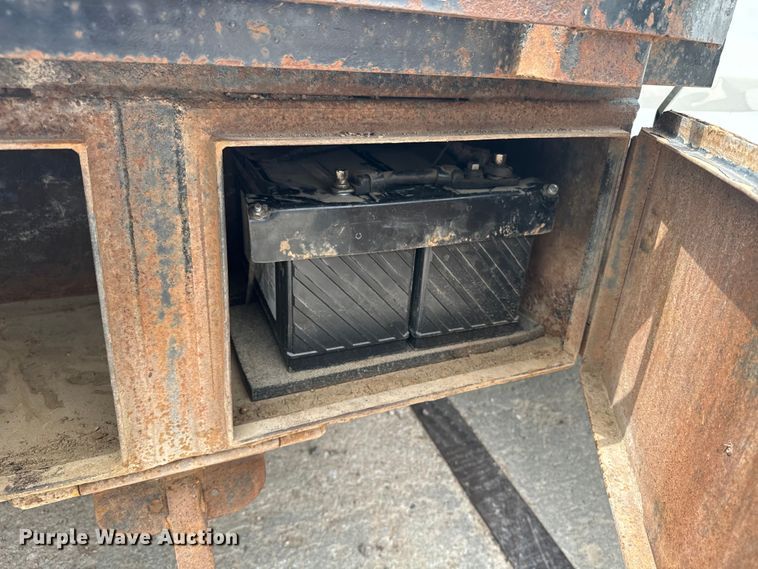 image for item EE7476 1999 Ford F800 flatbed truck